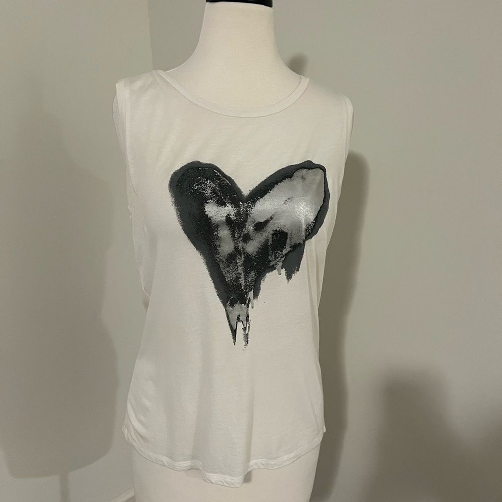 Sleeveless T-shirt